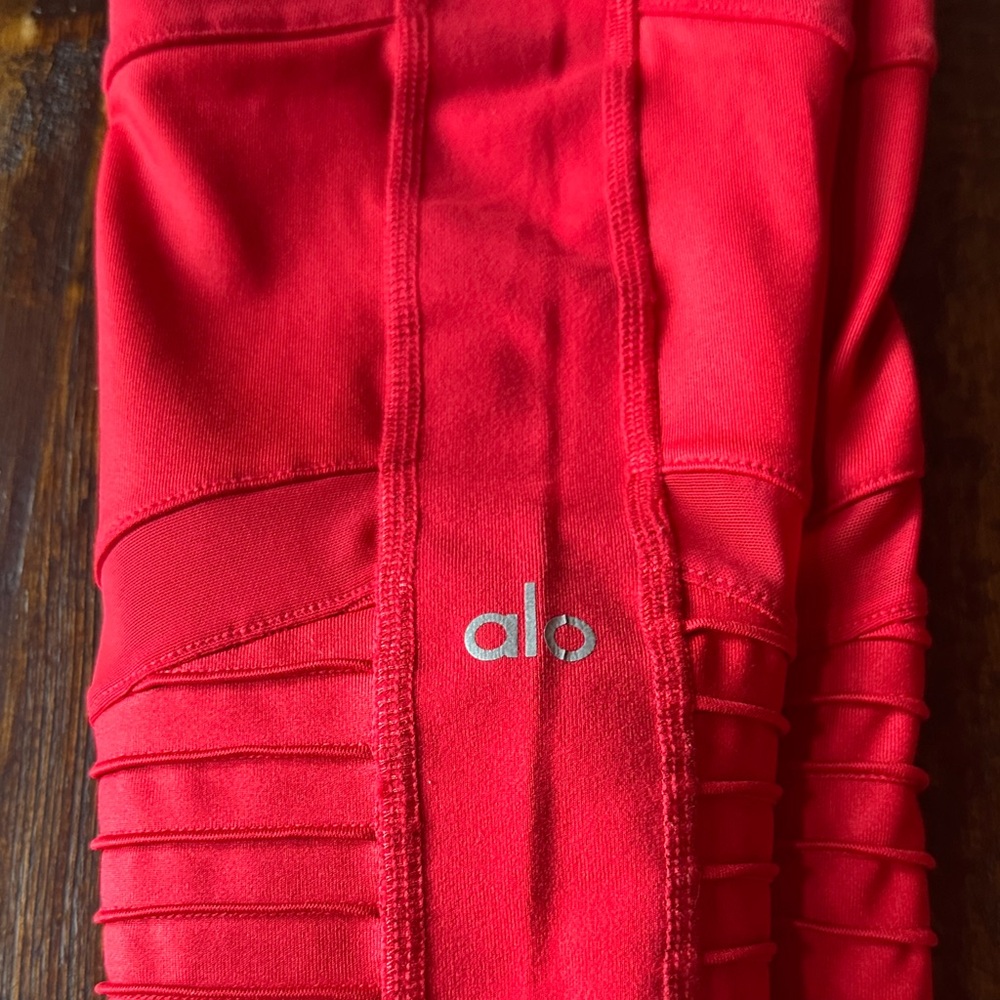 ALO Women’s 3/4 leg Vibrant Red Leggings